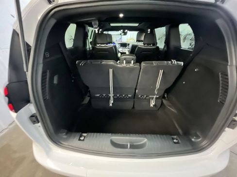 Used 2025 Chrysler Pacifica Limited FWD image 25