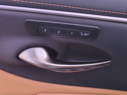 Certified 2025 Lexus ES 300h w/ Premium Package image 15