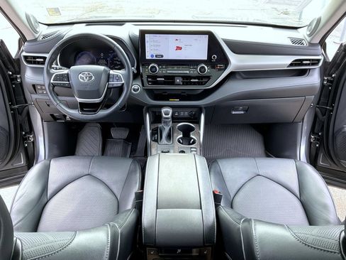 Used 2024 Toyota Highlander Platinum AWD/4WD image 12