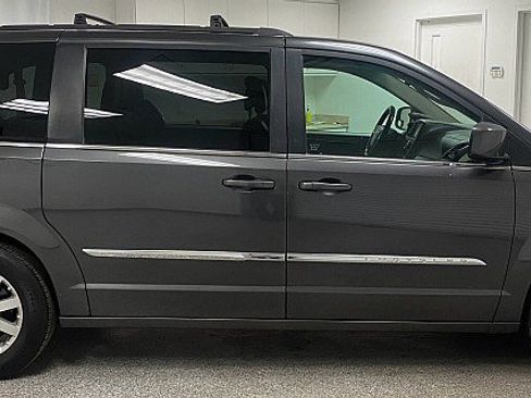 Used 2016 Chrysler Town & Country Touring image 4