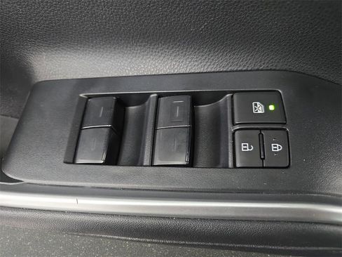 Used 2024 Toyota Highlander XLE image 32