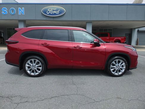 Used 2026 Toyota Highlander Limited AWD/4WD image 2