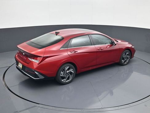 Certified 2025 Hyundai Elantra SEL image 17