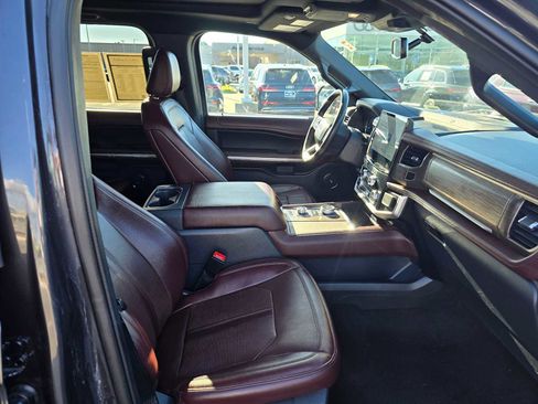 Used 2024 Ford Expedition Limited image 11