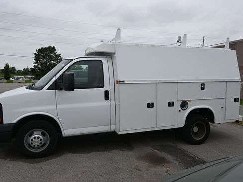 Used 2017 Chevrolet Express 3500 RWD image 4