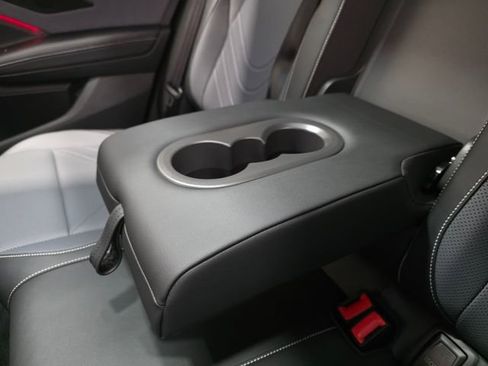 Certified 2025 Volkswagen Tiguan SE w/ Panoramic Sunroof Package image 30