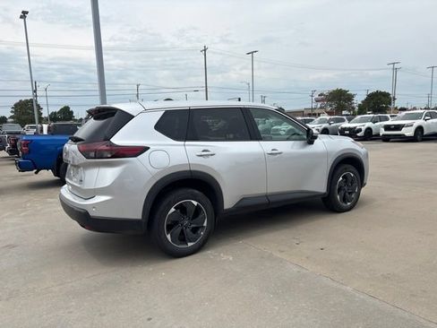 Used 2025 Nissan Rogue SV AWD/4WD image 3