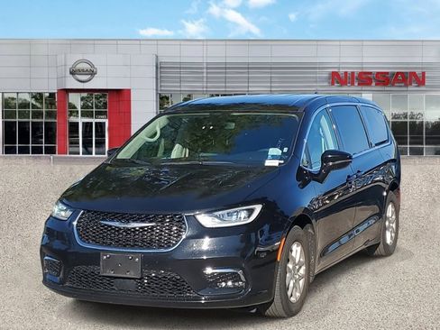 Used 2024 Chrysler Pacifica Touring-L image 9