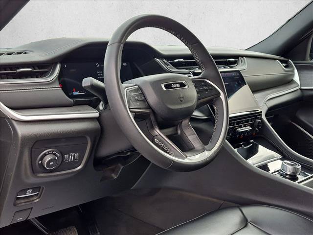 Used 2024 Jeep Grand Cherokee L Limited w/ Black Appearance Package AWD/4WD image 10