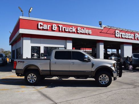 Used 2017 Ford F250 Lariat w/ Lariat Ultimate Package image 3