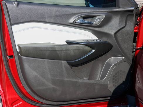 Used 2025 Chevrolet Trax LT FWD image 9