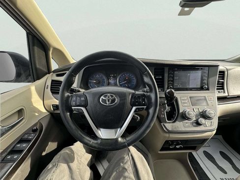Used 2018 Toyota Sienna XLE image 19