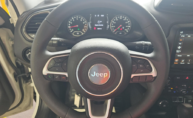 Used 2023 Jeep Renegade Latitude AWD/4WD image 6