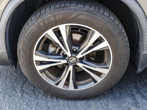 Used 2019 Nissan Rogue SV w/ Sun & Sound Touring Package FWD image 12