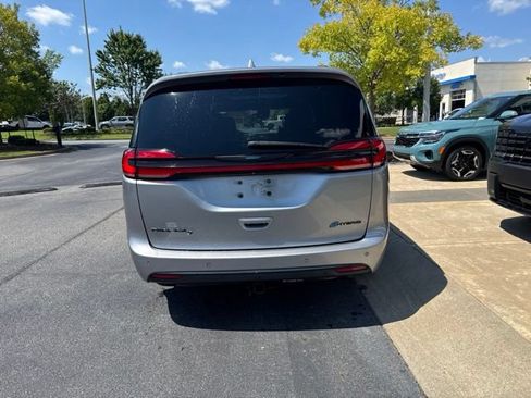 Used 2021 Chrysler Pacifica Limited w/ Uconnect Theater Family Group FWD image 4