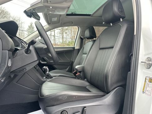 Used 2024 Volkswagen Tiguan SE image 3