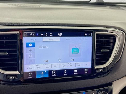 Used 2024 Chrysler Pacifica Touring-L FWD image 8