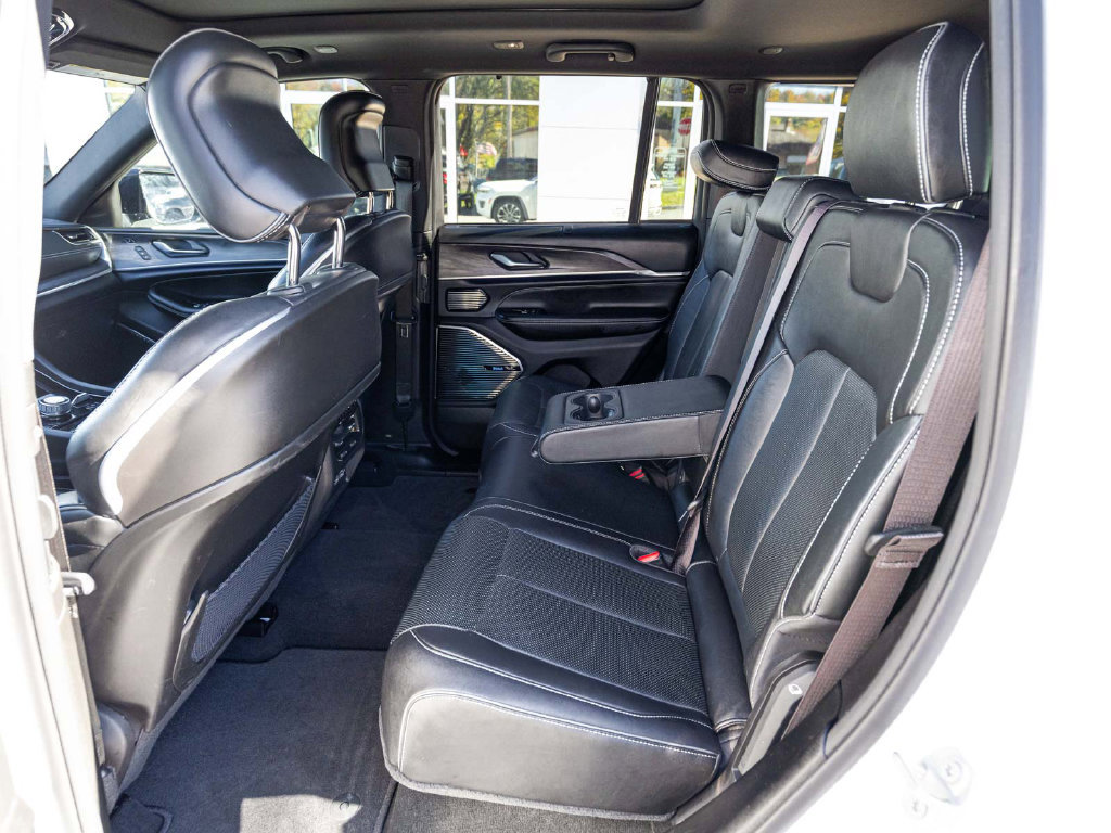 Used 2023 Jeep Grand Cherokee Overland w/ Luxury Tech Group IV AWD/4WD image 27