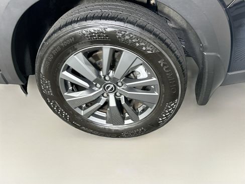 Used 2024 Nissan Pathfinder SV image 11