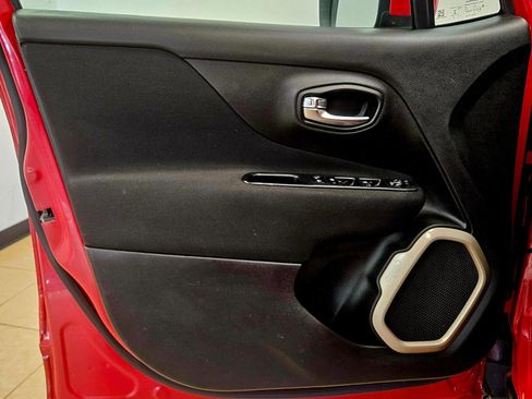 Used 2016 Jeep Renegade Latitude w/ Cold Weather Group image 9