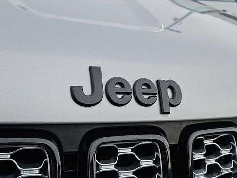 Used 2019 Jeep Grand Cherokee Altitude image 12