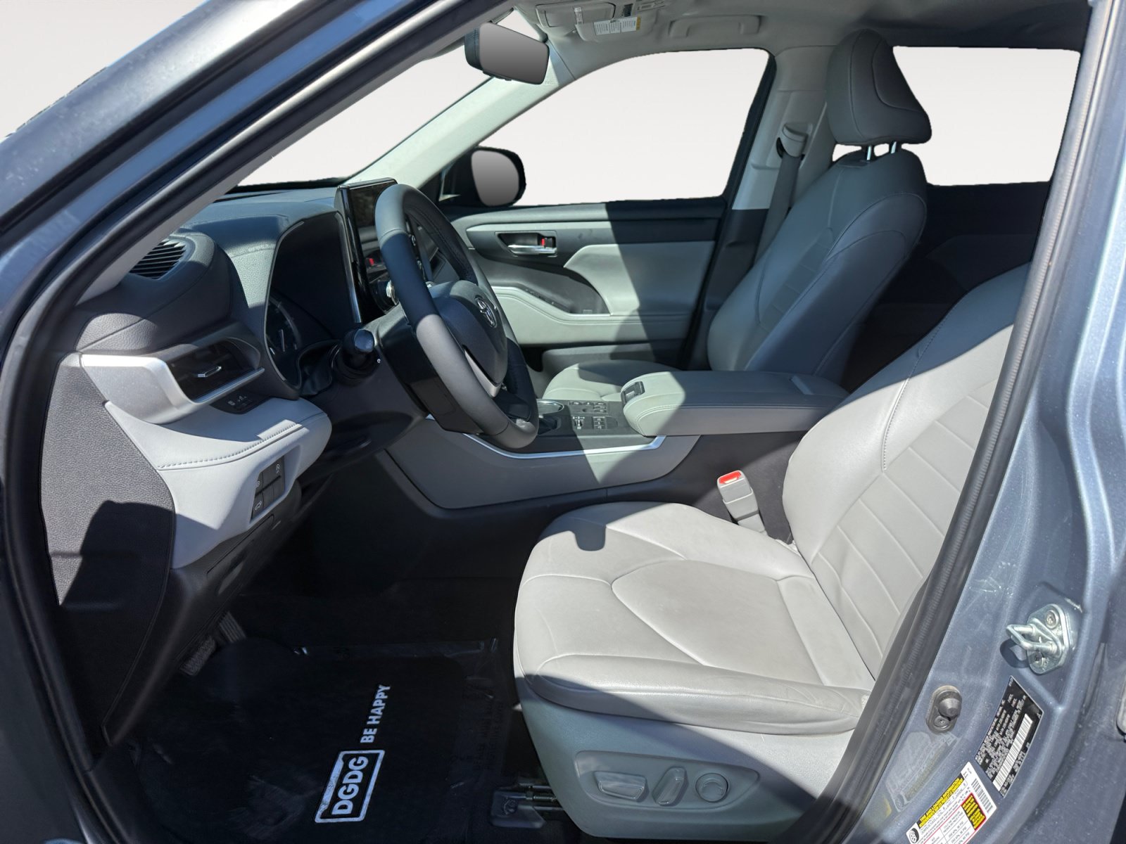 Used 2023 Toyota Highlander XLE AWD/4WD image 10