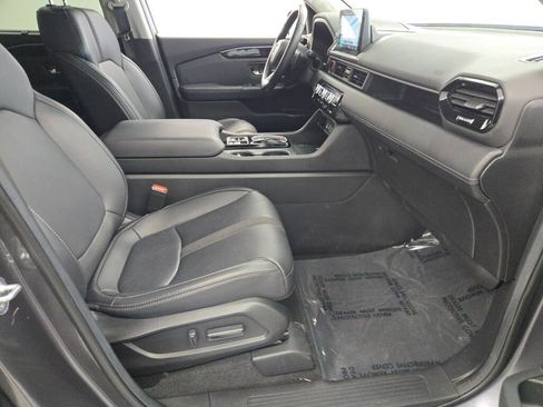 Used 2025 Honda Pilot Touring image 7