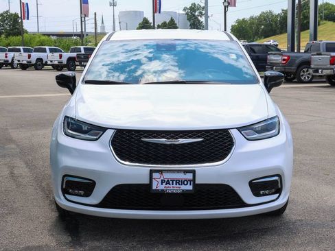 Used 2025 Chrysler Pacifica Select FWD image 2