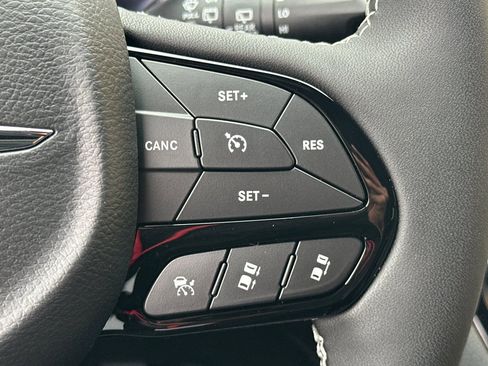 New 2026 Chrysler Pacifica Limited w/ Uconnect Theater Family Group image 31