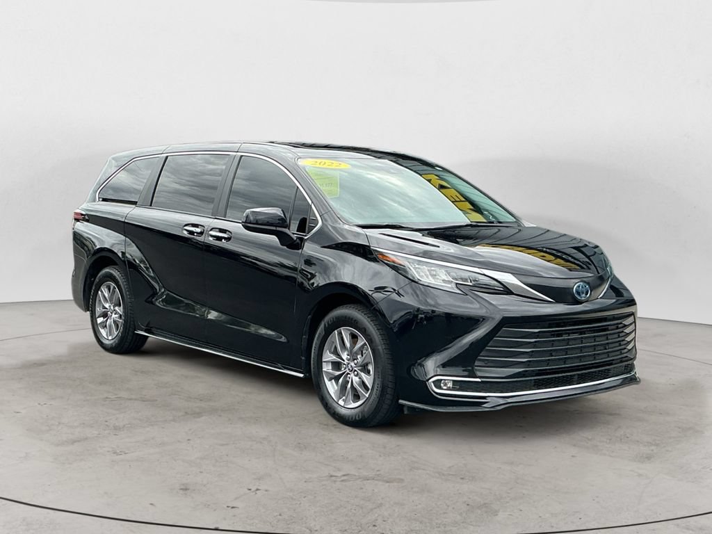 Used 2022 Toyota Sienna XLE FWD image 3