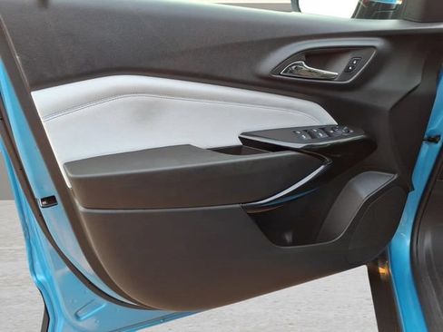 Used 2025 Chevrolet Trax LT w/ Sunroof Package FWD image 16