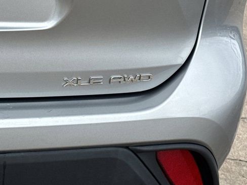 Used 2024 Toyota Highlander XLE AWD/4WD image 9