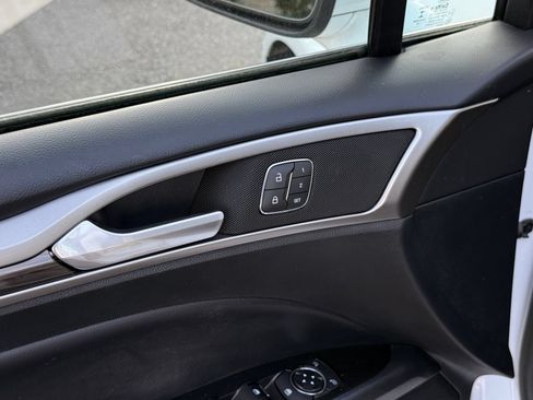 Used 2018 Ford Fusion SE w/ Equipment Group 602A FWD image 11