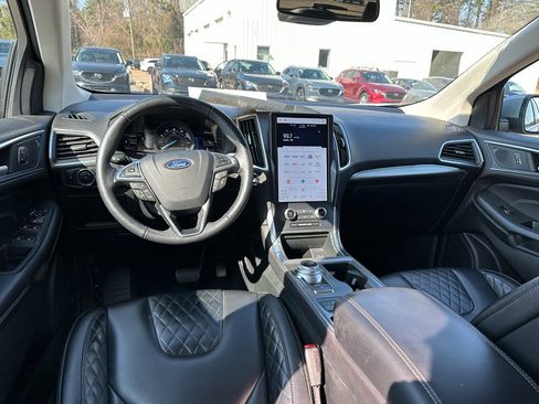 Used 2024 Ford Edge Titanium image 10