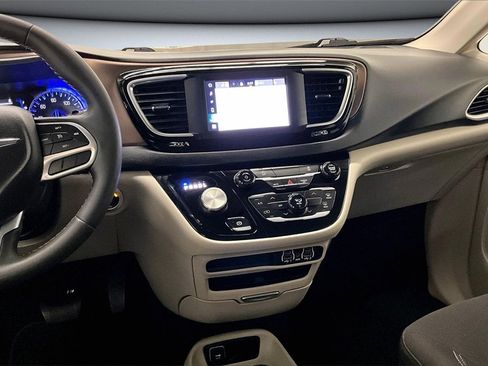 Used 2023 Chrysler Voyager LX image 9