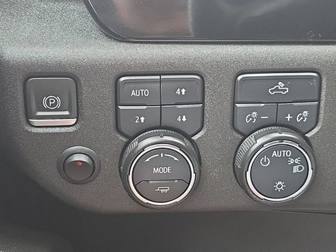 Used 2022 Chevrolet Silverado 1500 LT AWD/4WD image 25