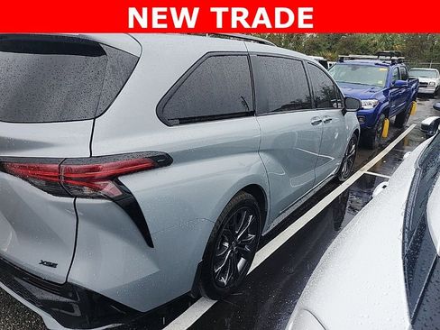 Used 2025 Toyota Sienna XSE w/ XSE Plus Package image 7