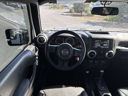 Used 2017 Jeep Wrangler Unlimited Sahara w/ Connectivity Group AWD/4WD image 16