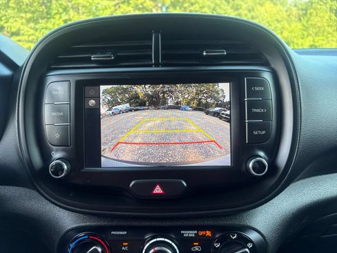 Used 2025 Kia Soul LX w/ LX Technology Package FWD image 21