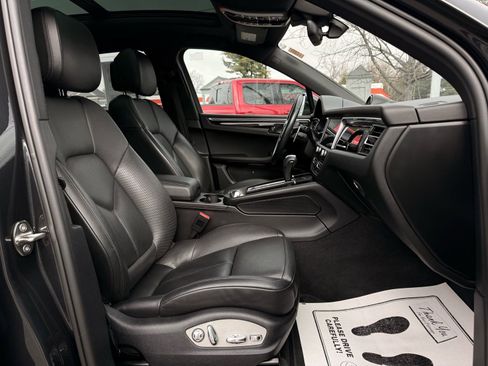Used 2022 Porsche Macan Base image 17