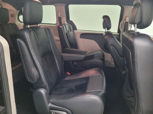 Used 2017 Dodge Grand Caravan SXT w/ Rear Park Assist Package FWD image 19
