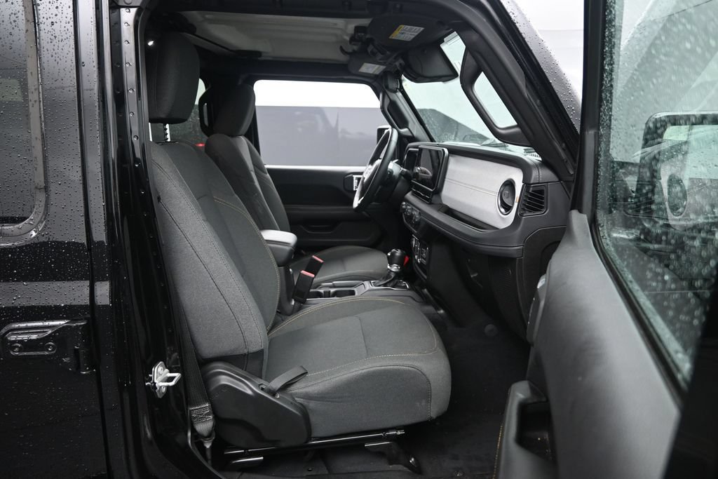 Used 2025 Jeep Wrangler Unlimited Sahara AWD/4WD image 29