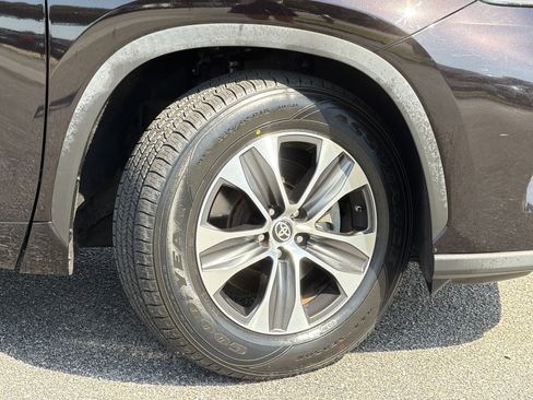 Used 2020 Toyota Highlander XLE FWD image 5