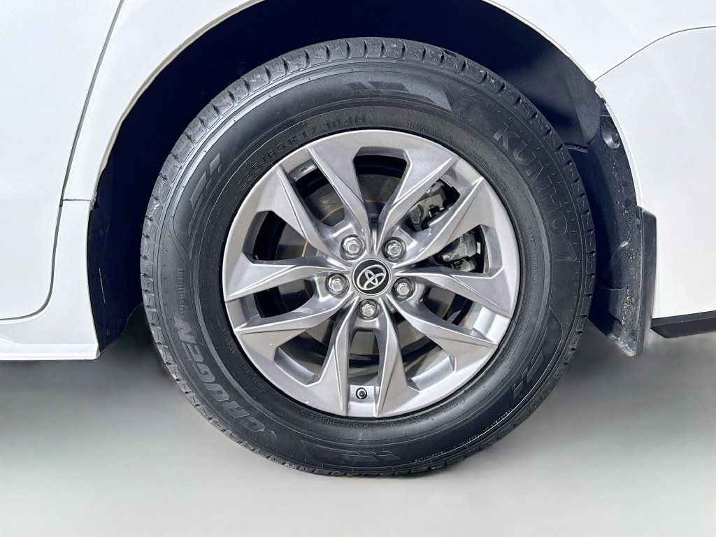Used 2023 Toyota Sienna XLE AWD/4WD image 37
