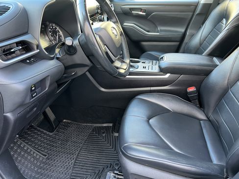 Used 2022 Toyota Highlander XLE image 14