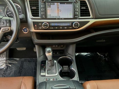 Used 2017 Toyota Highlander Limited Platinum AWD/4WD image 19