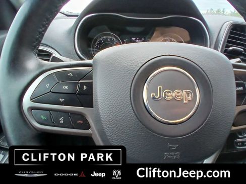 Used 2019 Jeep Cherokee Latitude Plus w/ Cold Weather Group AWD/4WD image 22
