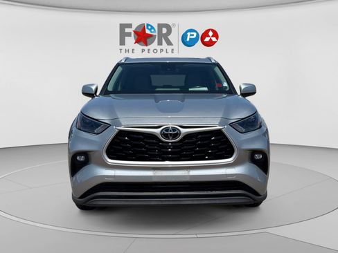 Used 2022 Toyota Highlander XLE FWD image 8