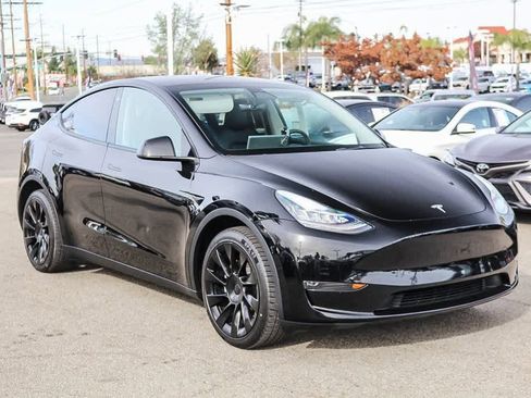 Used 2023 Tesla Model Y Long Range image 3