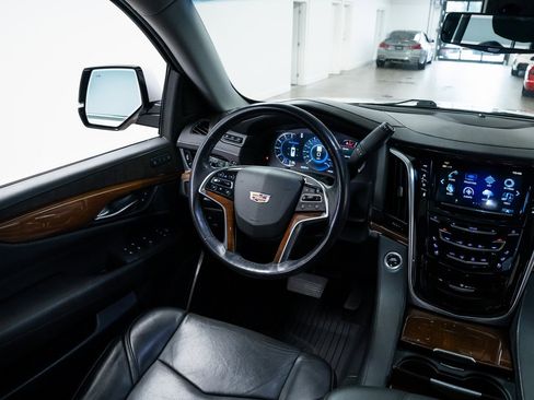 Used 2019 Cadillac Escalade ESV Premium Luxury image 10